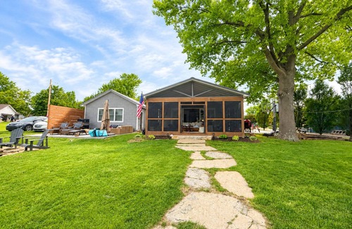 Alma Cabin | Lake Wabaunsee Lakefront Retreat. Dock, Pavilion Bar & 180 degree Lake Views