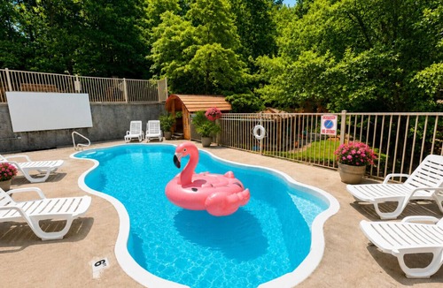 Sunrise Beach House | Lakefront 5BD/4.5BA/2Pools/Hottub/Sauna/Firepit/PizzaOven/Dock/PuttingGreen-10PP