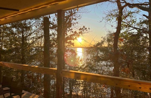 Flint Cabin | Lakefront Cabin 2BR Escape pvt. Hot Tub & Dock