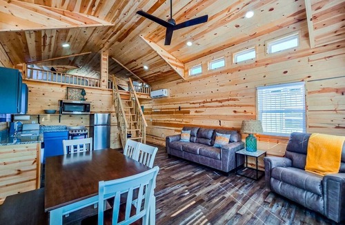 Checotah Cabin | Lakefront Cottage at Belle Starr Marina