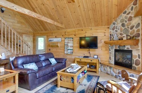 Hazelhurst House | Lakefront Hazelhurst Cabin: Dock & Pool Table