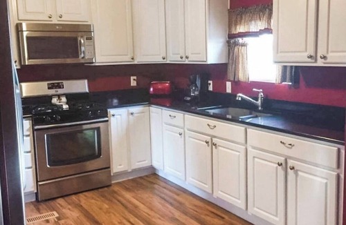 Elwood House | Lakefront Home-Sleeps 10, Private Dock, Kayaks, Family Friendly