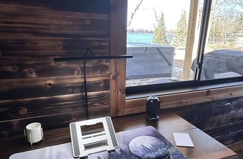 Crosby Cabin | Lakefront Rustic-Chic Guesthouse - Hot Tub, 4 beds (2 King size!)