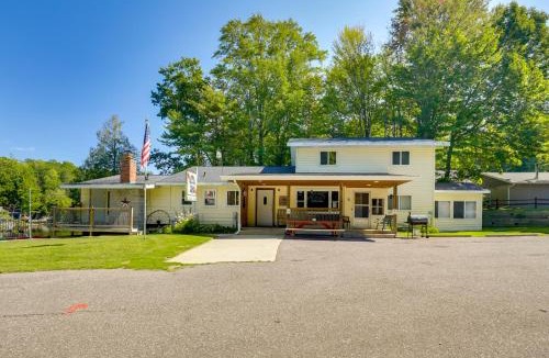 Suring House | Lakefront Suring Home w/Pool Table + Views!