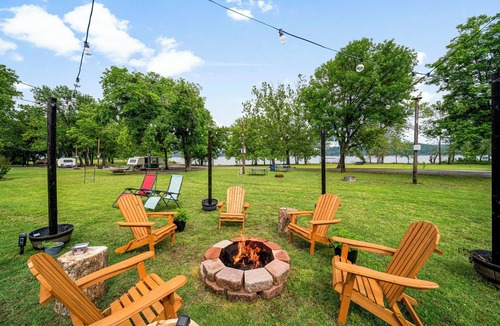 Pryor House | Lakefront Tiny Farm House, with pool, on quiet Lake Hudson