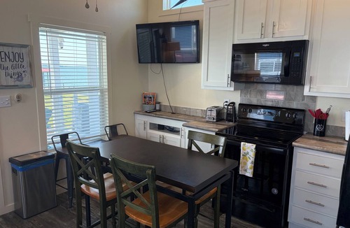 Kerens Cottage | Lakefront Tiny Home with Dock & View