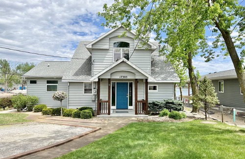 LaPlatte I House | Lakehouse with 3 Big Suites, Total of 6 Bedrooms 4 Baths, & HUGE Beach