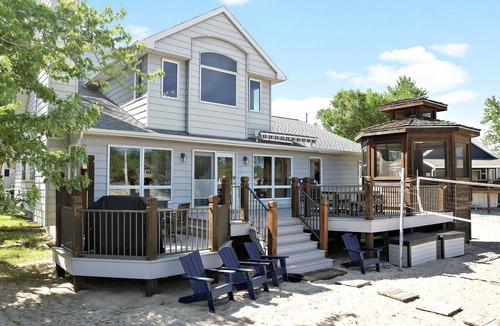 LaPlatte I House | Lakehouse with 3 Big Suites, Total of 6 Bedrooms 4 Baths, & HUGE Beach