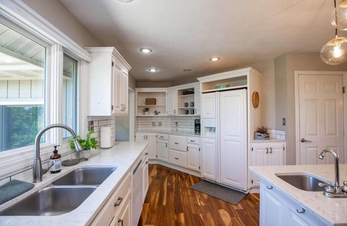 Manhattan House | Lakeview Luxury - Deck With View, 3 Family Rooms