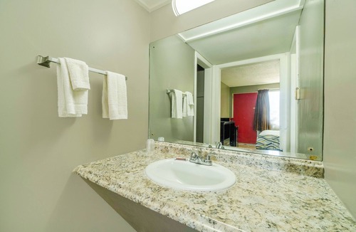 Independence Hotel | Lamplighter Inn By OYO Independence