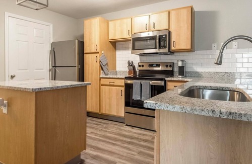Eureka Apartment | Landing | Beautiful 2BD, Clubhouse, Pool