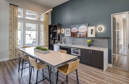 Fate Apartment | Landing | Chic 2BD, Pool, Gym