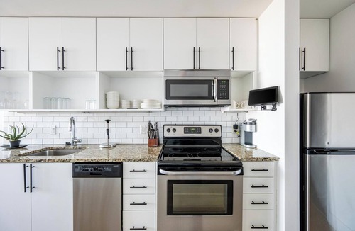Financial District Apartment | Landing | Modern Studio, Pool, Gym
