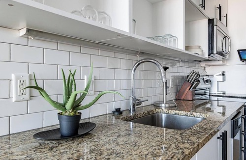 Financial District Apartment | Landing | Modern Studio, Pool, Gym