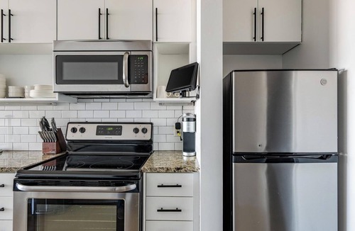 Financial District Apartment | Landing | Modern Studio, Pool, Gym