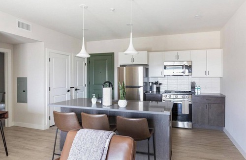 People's Freeway Apartment | Landing | Spectacular 1BD, Gym, Pool