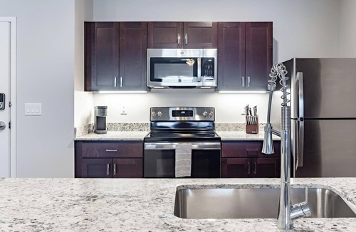 Greenwich Apartment | Landing | Stunning 2BD, Game Room, Gym