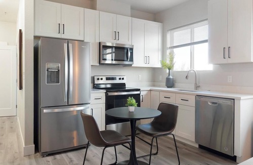 College View Apartment | Landing | Stunning 2BD in Harvey Park South