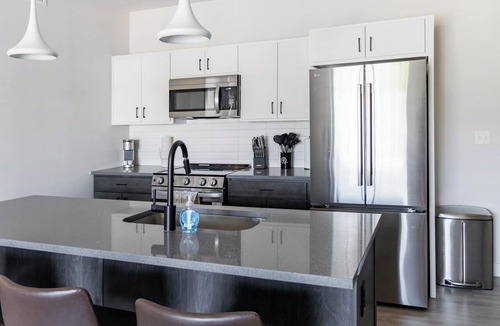 People's Freeway Apartment | Landing | Stylish 2BD, Courtyard, Gym