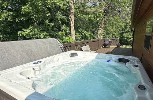 Cobden House | Large 3BR/4BA Cabin - Hot Tub, Private Deck & Minutes from Cedar Lake & Shawnee!