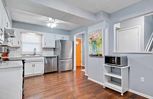 Merriam House | ♧Large Groups Welcome♧Peloton Bike+Tread♧Ping Pong Table♧Deck♧8 TVs♧Parking