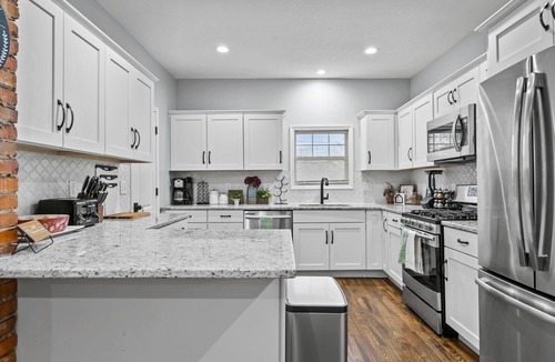 Southmoreland House | Large Remodeled Midtown Beauty - Locust St. Estate - walk to KC Streetcar!