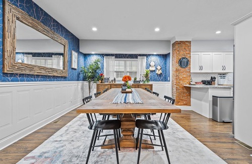 Southmoreland House | Large Remodeled Midtown Beauty - Locust St. Estate - walk to KC Streetcar!