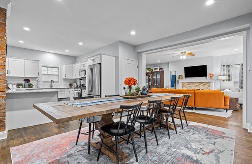 Southmoreland House | Large Remodeled Midtown Beauty - Locust St. Estate - walk to KC Streetcar!
