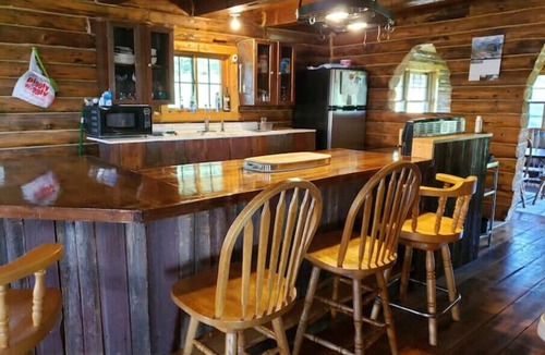 Crawford County Cabin | Larsen Rustic Secluded Log Cabin W/Outdoor Hot Tub