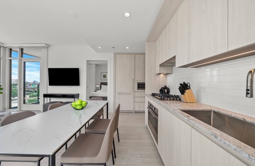 West Loop Hotel | Level - Fulton market Spacious 3 bedroom 2 baths with luxury kitchen and balcony