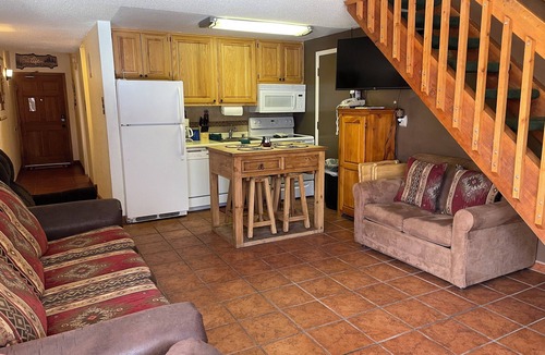 Red River Apartment | Lifts West 208 with Wifi