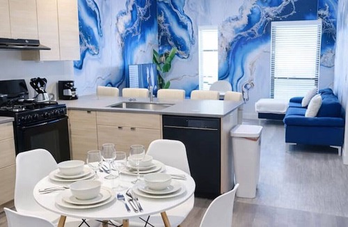 Downtown Des Moines Apartment | Lightning Luxe Retreat