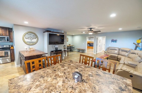 Emporia Cabin | Live Oaks Lodge Retreat with 8-12 Sleeping Capacity