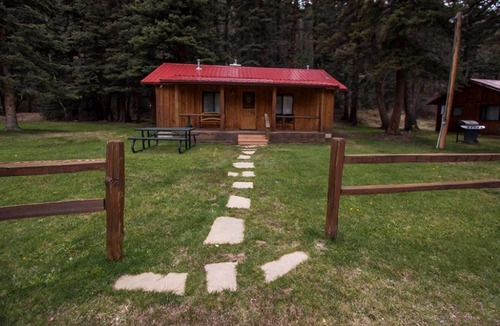 Red River Cabin | Located against the mountains facing the river