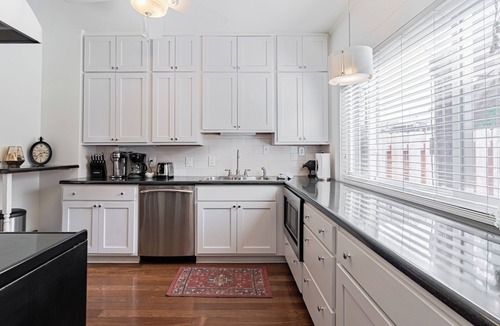 Dundee-Happy Hollow Historic District House | LOCATION! 3BR Near UNMC, Creighton, UNO & Downtown