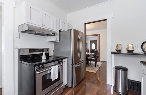 Dundee-Happy Hollow Historic District House | LOCATION! 3BR Near UNMC, Creighton, UNO & Downtown