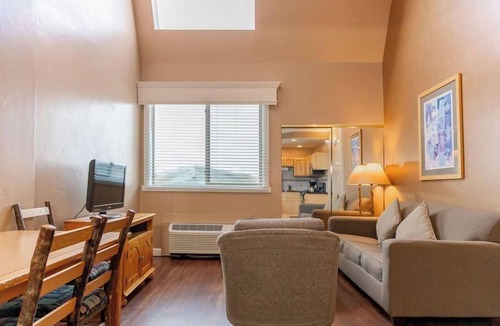 Steamboat Springs Hotel | Loft Retreat w/Hot Tub & Parking Near Gondola Square Slopes