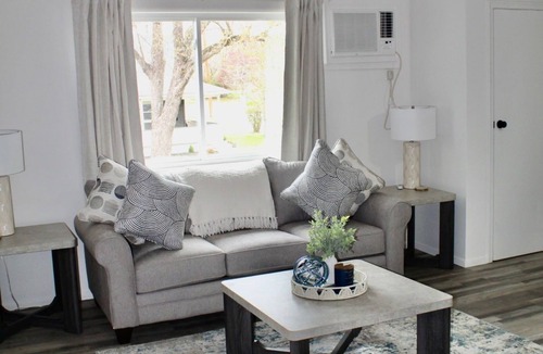 Joslyn Castle Apartment | Long term stay perfect for traveling professionals! Near downtown & hospitals!