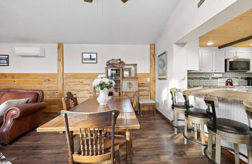 Custer Cabin | Lookout Lodge- Hillside Escape