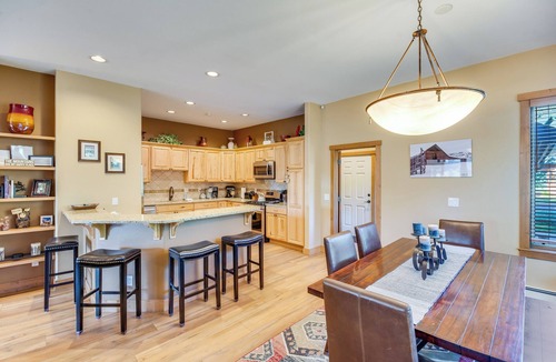 Steamboat Springs House | Lots of Light - Prvt Garage - On Ski Bus Line - Comm Hot Tub