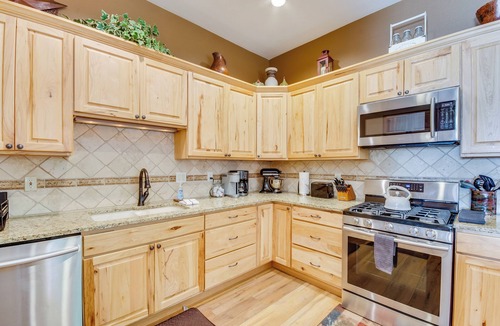 Steamboat Springs House | Lots of Light - Prvt Garage - On Ski Bus Line - Comm Hot Tub