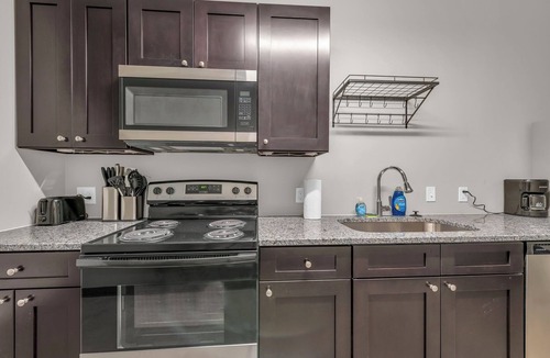 Waldron House | Lovely 1bedroom/1bath Apartment in Kansas Free WiFi Parking near Airport