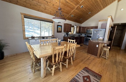 Valley of the Sun Cabin | Lovely 3BR Near Town w/Hot Tub, Stunning Views!