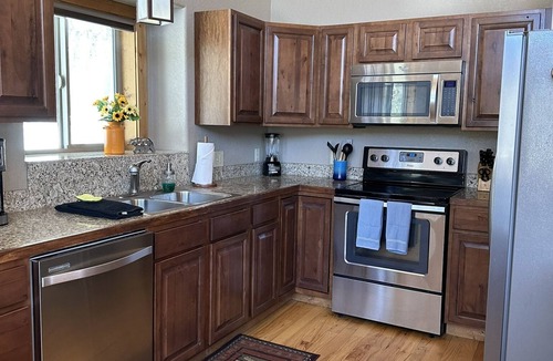 Valley of the Sun Cabin | Lovely 3BR Near Town w/Hot Tub, Stunning Views!