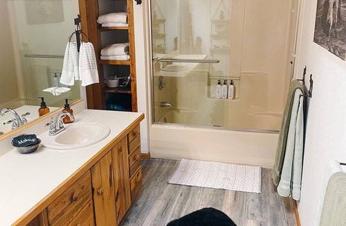 Drake Cabin | Lovely mountain escape close to all Estes Park has to offer.