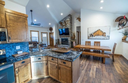 Potter House | Luxe Country Lodge | Fire Pit & Acreage