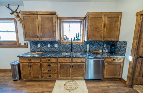 Potter House | Luxe Country Lodge | Fire Pit & Acreage