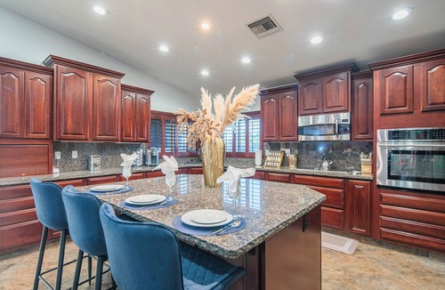 Glendale House | Luxe Haven! Heated Pool, Spa, Sauna, Golf, Theatre, Gym & Games!