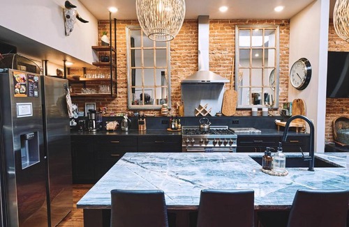 Sheridan Hotel | Luxe Main St Loft with Rooftop Lounge and Balcony