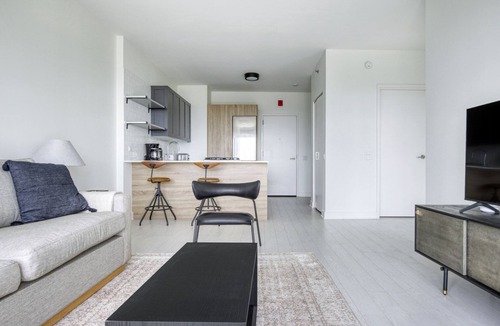 West Loop Apartment | Luxe West Loop Studio w/Gym, Pool, Coworking, walk to UIC, by Blueground